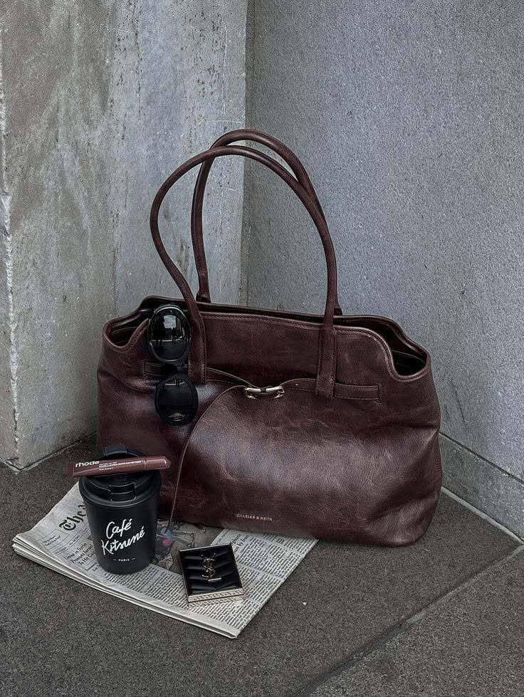 ESSENTIAL SHOULDER BAGS
